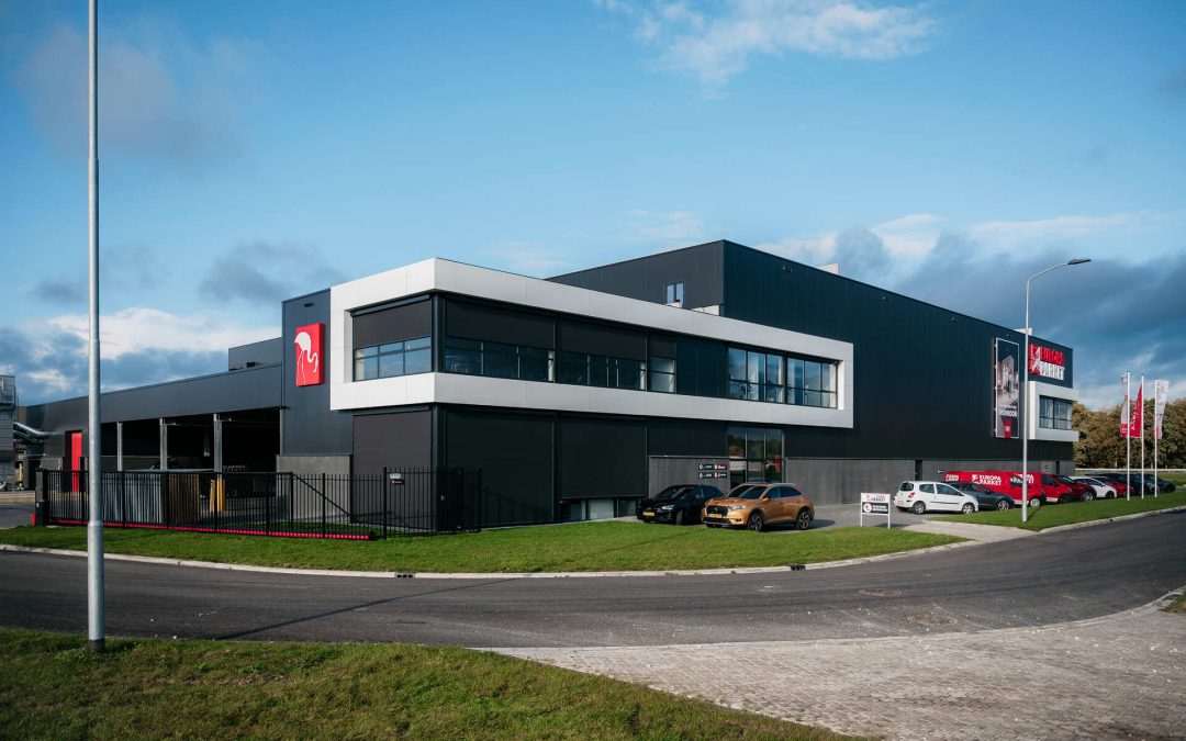 Bedrijfspand met gevelbeglazing